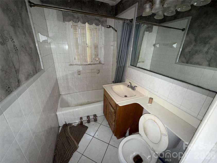4215 Dinglewood Avenue, Charlotte, NC 28205.  MLS# CAR4356799, YatesRealty ID 3863. 