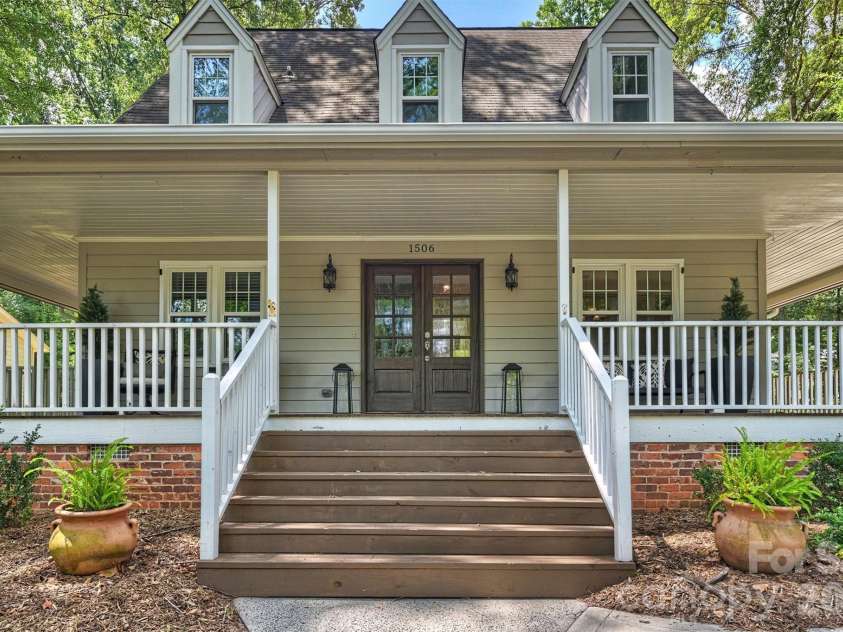 1506 Wandering Way Drive, Charlotte, NC 28226.  MLS# CAR4391135, YatesRealty ID 38633. 