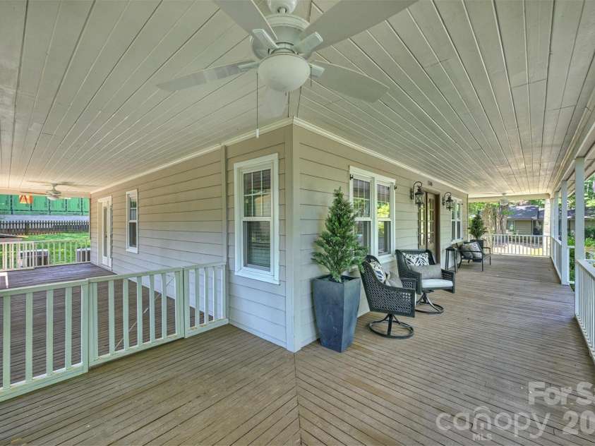 1506 Wandering Way Drive, Charlotte, NC 28226.  MLS# CAR4391135, YatesRealty ID 38633. 