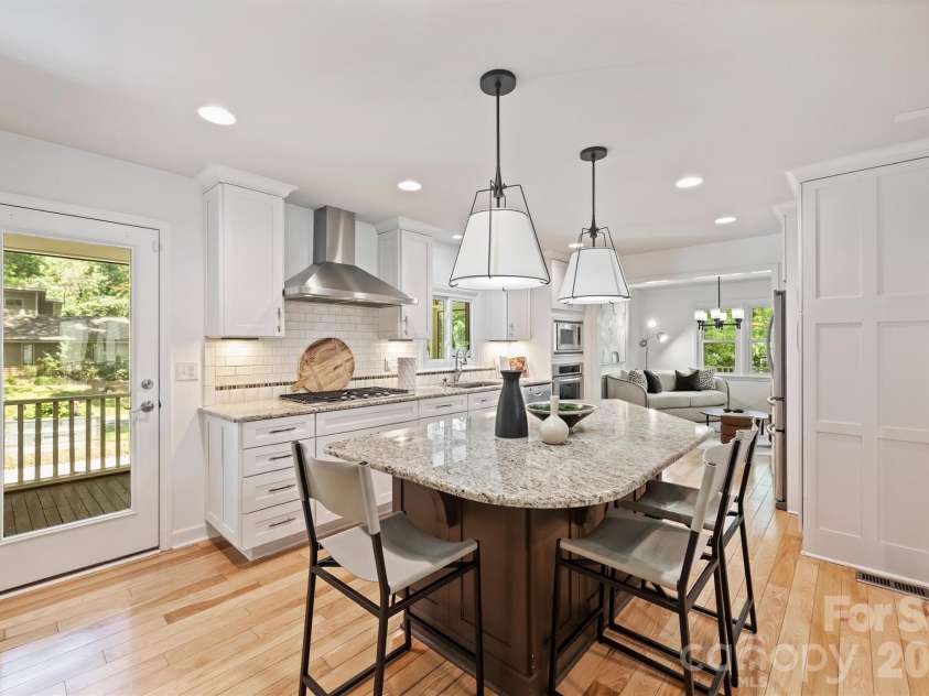 1506 Wandering Way Drive, Charlotte, NC 28226.  MLS# CAR4391135, YatesRealty ID 38633. 