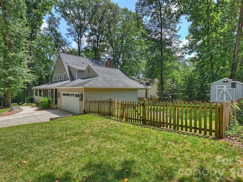 1506 Wandering Way Drive, Charlotte, NC 28226.  MLS# CAR4391135, YatesRealty ID 38633. 