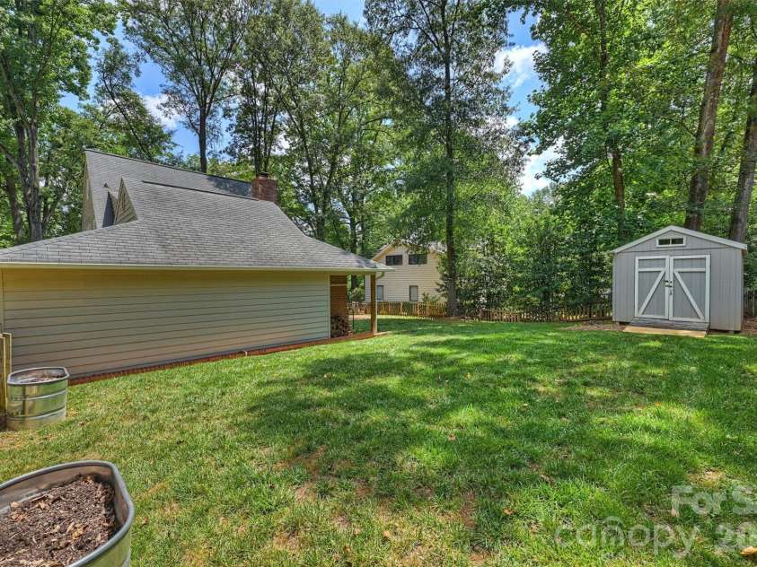 1506 Wandering Way Drive, Charlotte, NC 28226.  MLS# CAR4391135, YatesRealty ID 38633. 