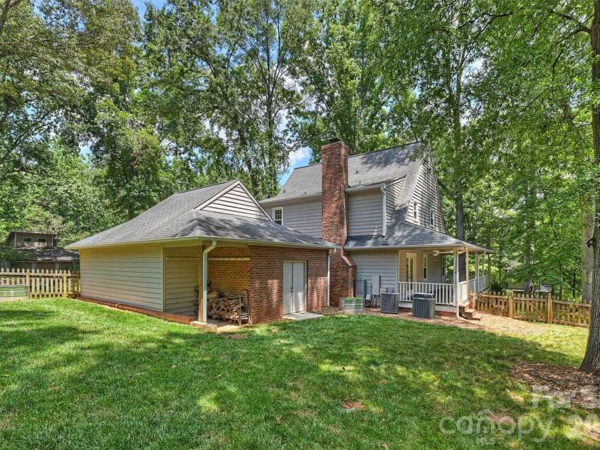 1506 Wandering Way Drive, Charlotte, NC 28226.  MLS# CAR4391135, YatesRealty ID 38633. 