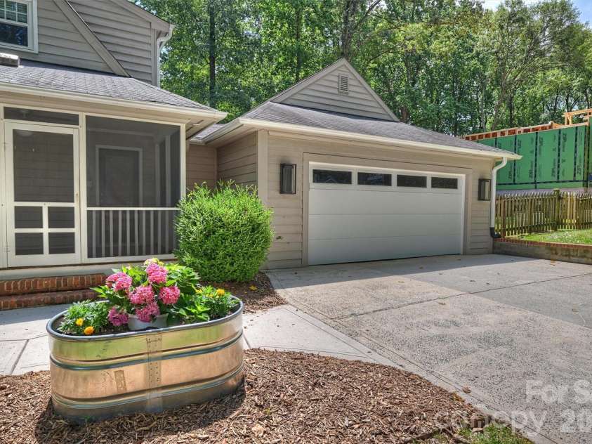 1506 Wandering Way Drive, Charlotte, NC 28226.  MLS# CAR4391135, YatesRealty ID 38633. 