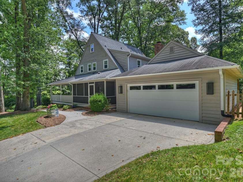 1506 Wandering Way Drive, Charlotte, NC 28226.  MLS# CAR4391135, YatesRealty ID 38633. 