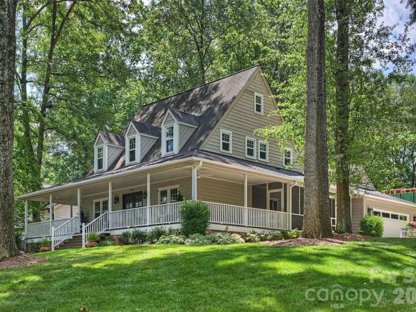 1506 Wandering Way Drive, Charlotte, NC 28226.  MLS# CAR4391135, YatesRealty ID 38633. 