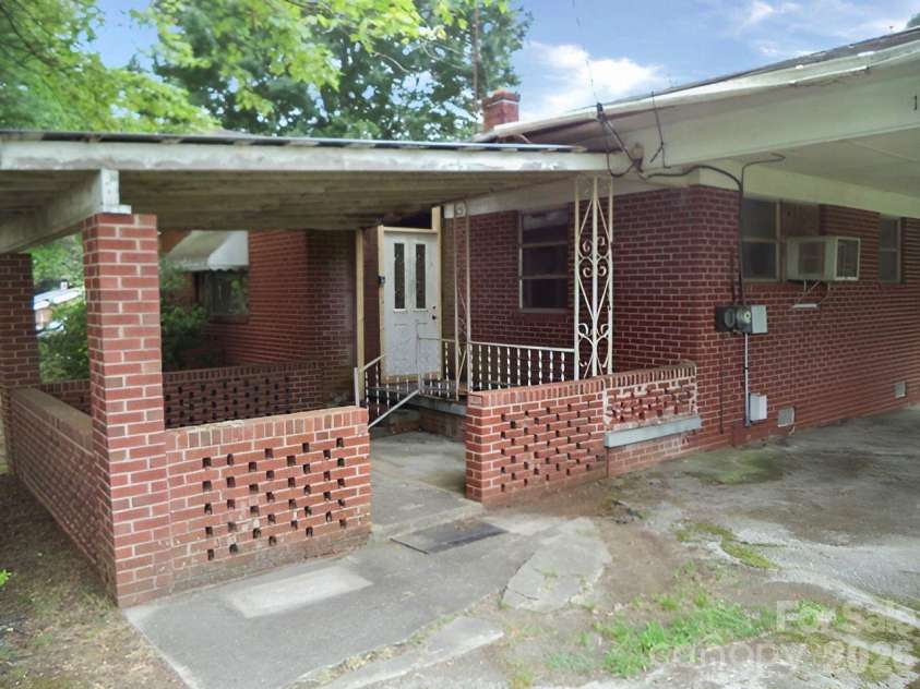 138 Glory Road, Mooresville, NC 28117.  MLS# CAR4404252, YatesRealty ID 38634. Courtyard