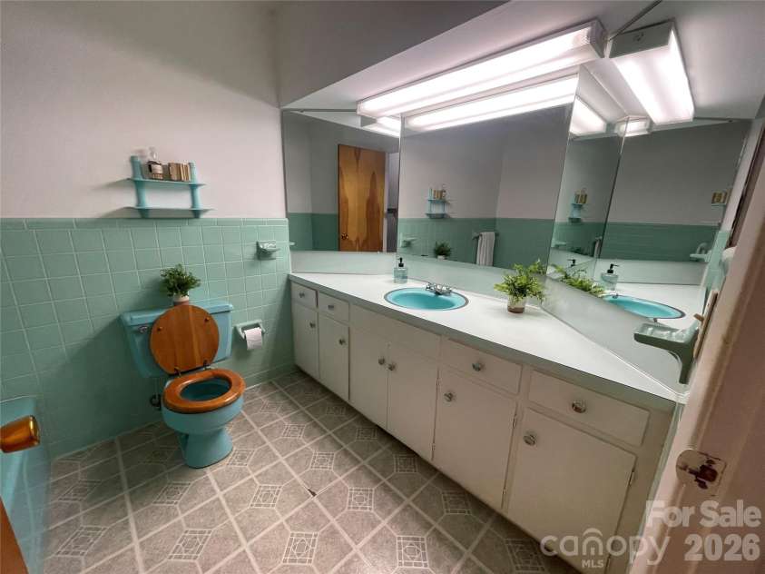 3209 Greenwood Park Circle, Albemarle, NC 28001.  MLS# CAR4406124, YatesRealty ID 38641. Hall bath