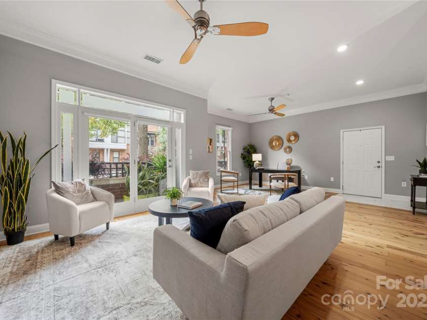 613 Garden District Drive, Charlotte, NC 28202.  MLS# CAR4307046, YatesRealty ID 38648. 