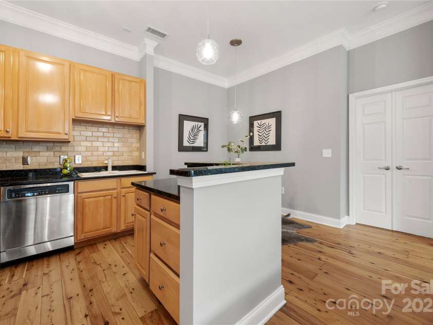 613 Garden District Drive, Charlotte, NC 28202.  MLS# CAR4307046, YatesRealty ID 38648. 