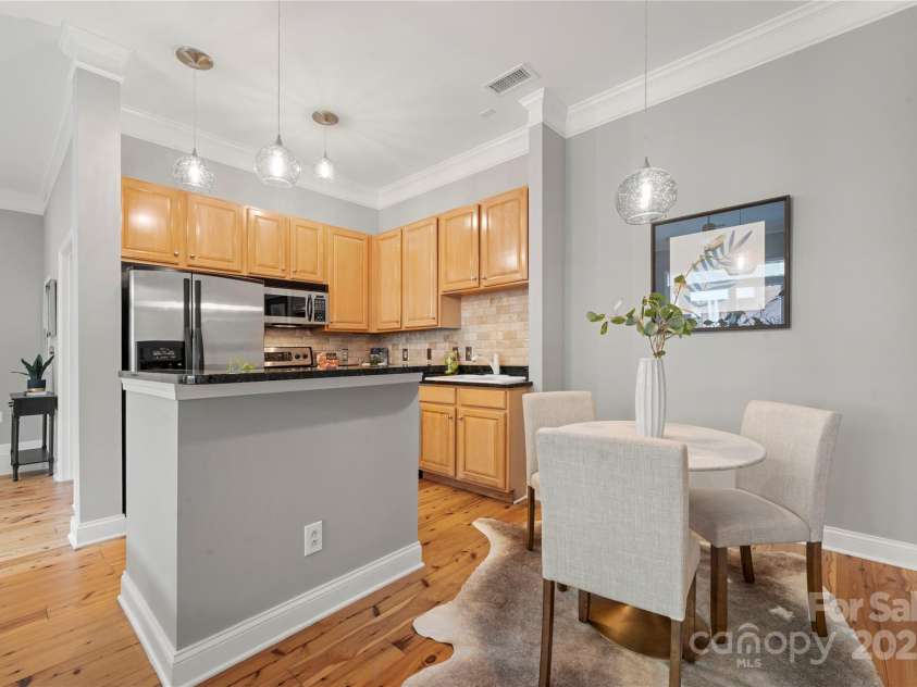 613 Garden District Drive, Charlotte, NC 28202.  MLS# CAR4307046, YatesRealty ID 38648. 