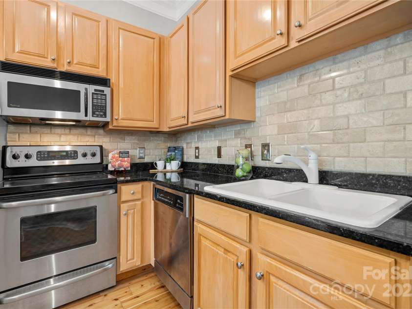 613 Garden District Drive, Charlotte, NC 28202.  MLS# CAR4307046, YatesRealty ID 38648. 