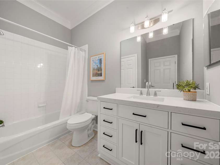 613 Garden District Drive, Charlotte, NC 28202.  MLS# CAR4307046, YatesRealty ID 38648. 
