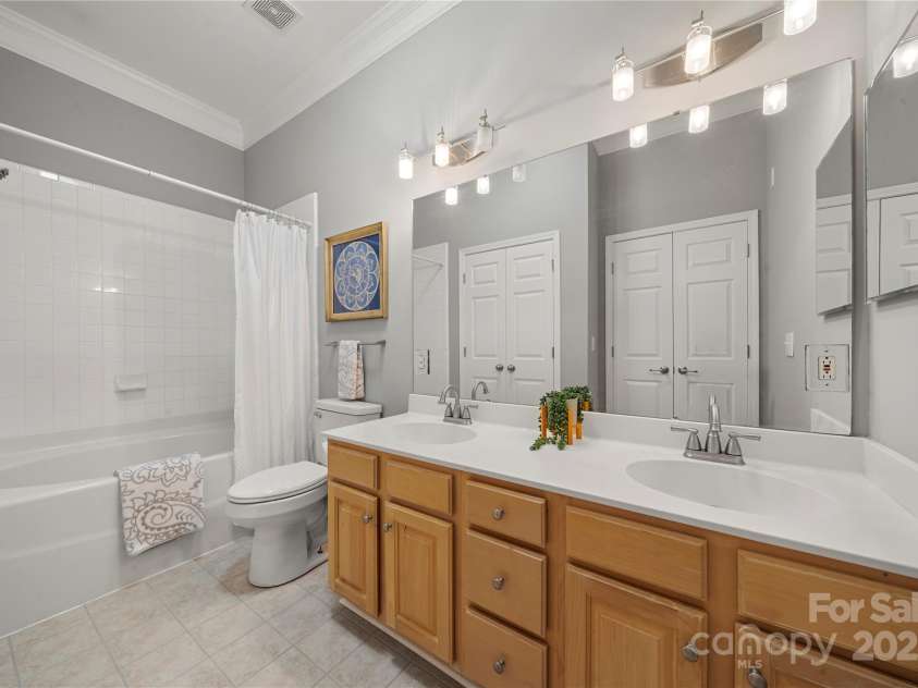 613 Garden District Drive, Charlotte, NC 28202.  MLS# CAR4307046, YatesRealty ID 38648. 