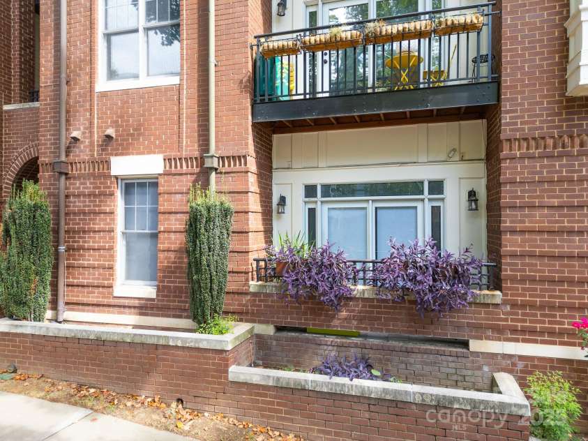 613 Garden District Drive, Charlotte, NC 28202.  MLS# CAR4307046, YatesRealty ID 38648. 