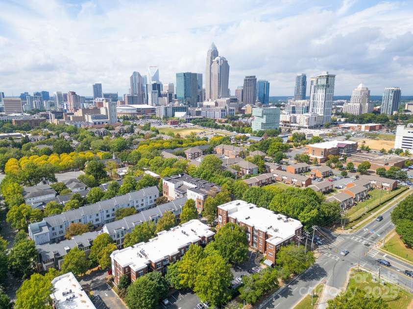 613 Garden District Drive, Charlotte, NC 28202.  MLS# CAR4307046, YatesRealty ID 38648. 