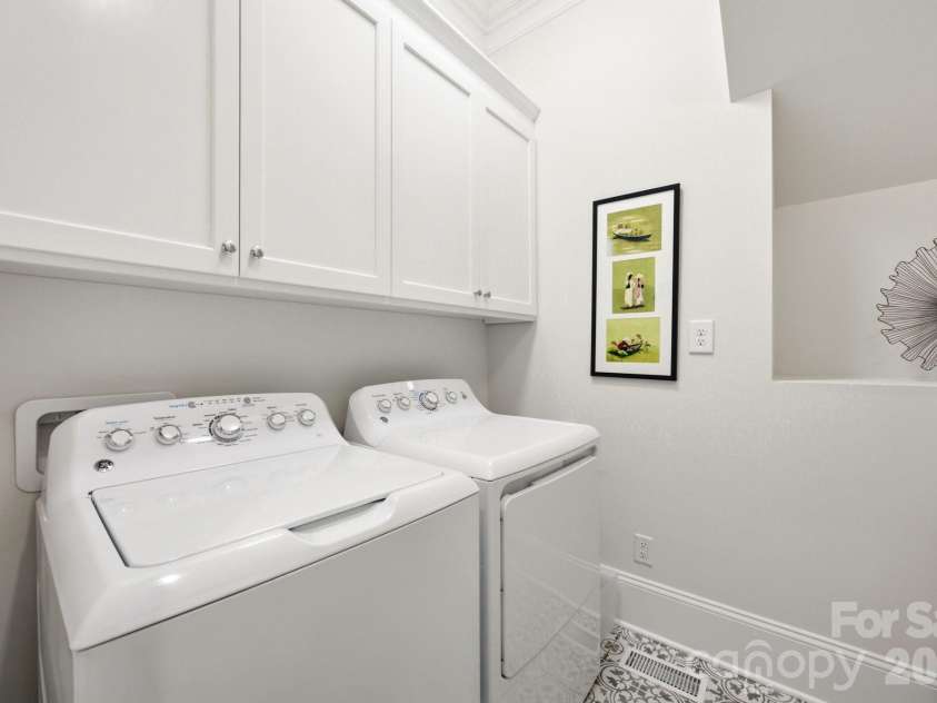 6834 Providence Lane, Charlotte, NC 28226.  MLS# CAR4397682, YatesRealty ID 38649. 