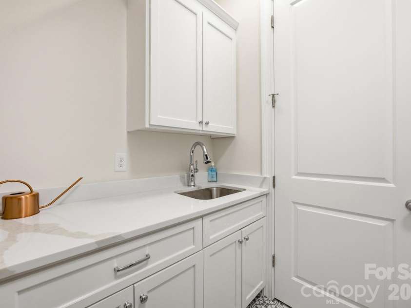 6834 Providence Lane, Charlotte, NC 28226.  MLS# CAR4397682, YatesRealty ID 38649. 