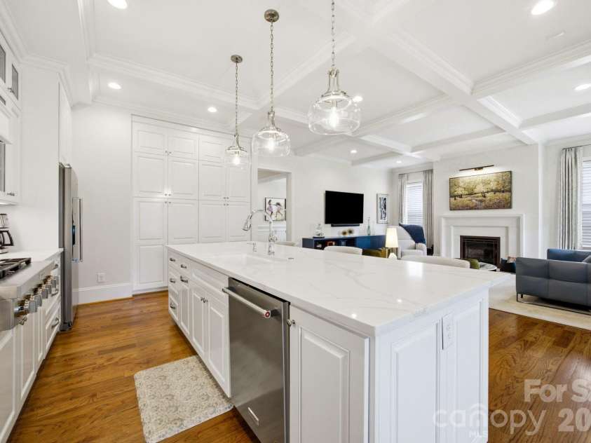 6834 Providence Lane, Charlotte, NC 28226.  MLS# CAR4397682, YatesRealty ID 38649. 