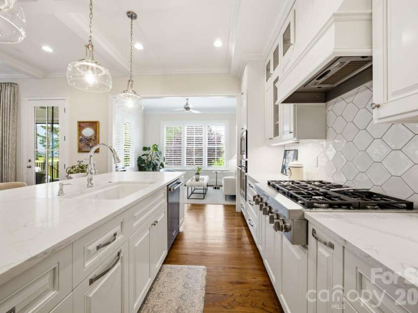 6834 Providence Lane, Charlotte, NC 28226.  MLS# CAR4397682, YatesRealty ID 38649. 