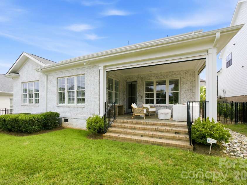 6834 Providence Lane, Charlotte, NC 28226.  MLS# CAR4397682, YatesRealty ID 38649. 