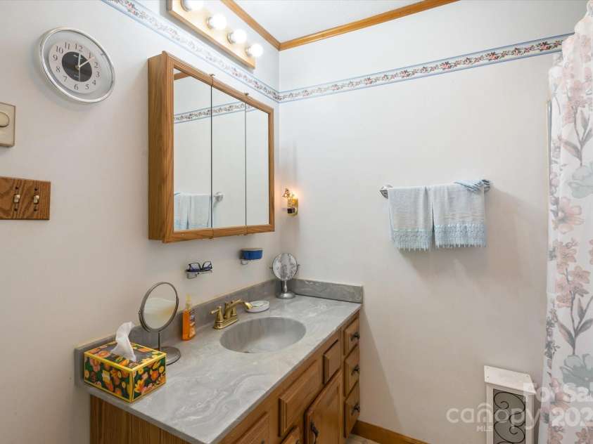 142 Pleasant Valley Drive, Marion, NC 28752.  MLS# CAR4154779, YatesRealty ID 3865. 