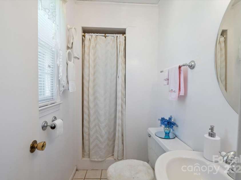 142 Pleasant Valley Drive, Marion, NC 28752.  MLS# CAR4154779, YatesRealty ID 3865. 