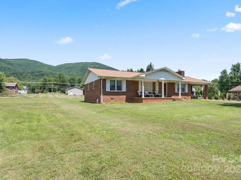 142 Pleasant Valley Drive, Marion, NC 28752.  MLS# CAR4154779, YatesRealty ID 3865. 
