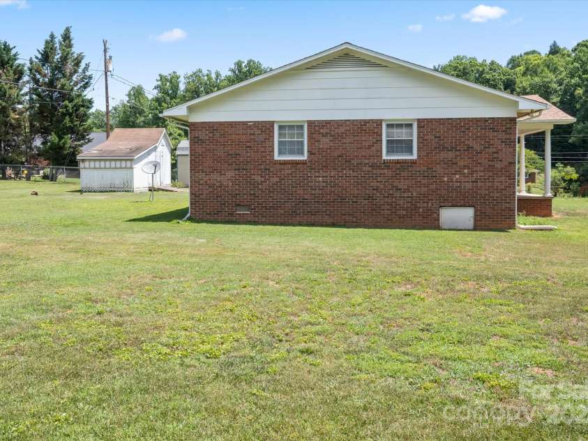 142 Pleasant Valley Drive, Marion, NC 28752.  MLS# CAR4154779, YatesRealty ID 3865. 