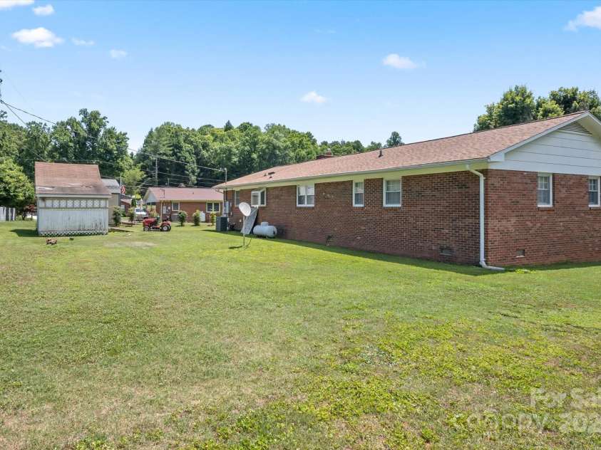 142 Pleasant Valley Drive, Marion, NC 28752.  MLS# CAR4154779, YatesRealty ID 3865. 