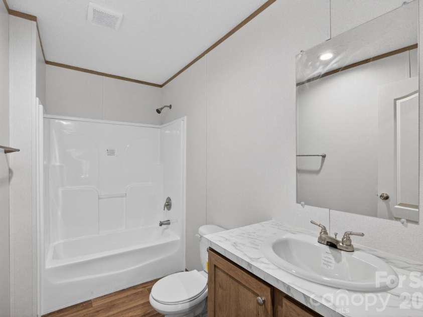 170 Harvick Lane, Lexington, NC 27292.  MLS# CAR4381928, YatesRealty ID 38659. Hall Bath