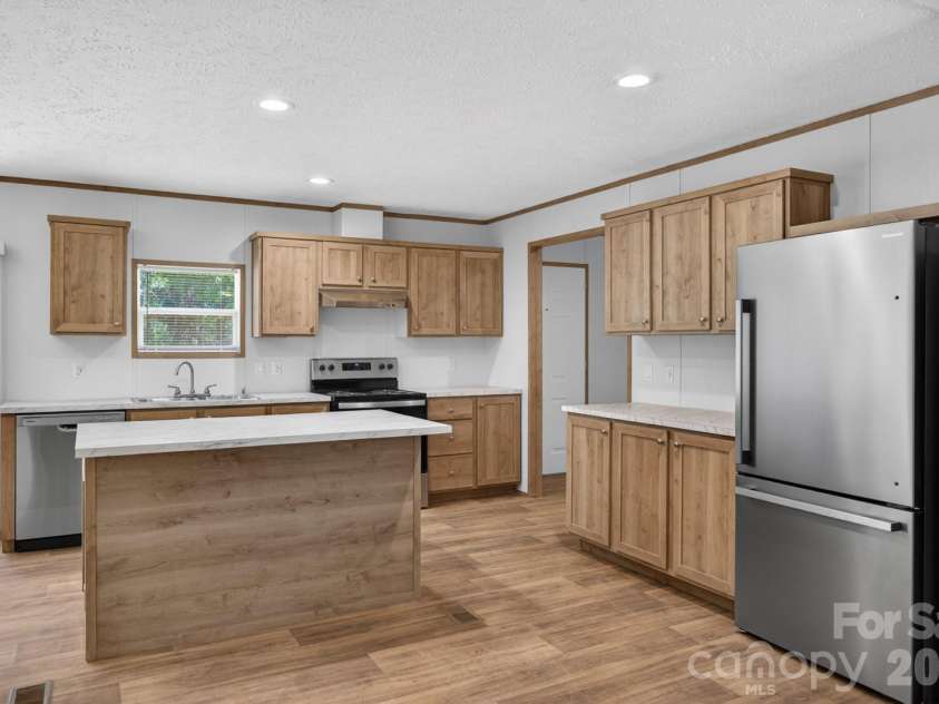 170 Harvick Lane, Lexington, NC 27292.  MLS# CAR4381928, YatesRealty ID 38659. Kitchen