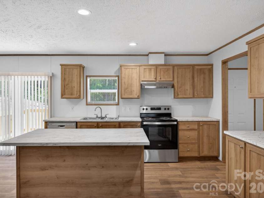 170 Harvick Lane, Lexington, NC 27292.  MLS# CAR4381928, YatesRealty ID 38659. Kitchen