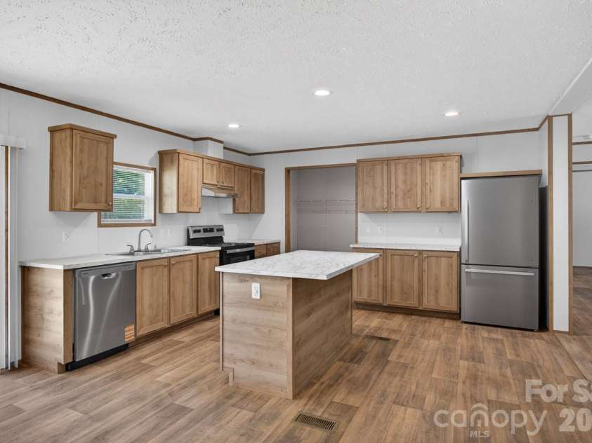 170 Harvick Lane, Lexington, NC 27292.  MLS# CAR4381928, YatesRealty ID 38659. Kitchen