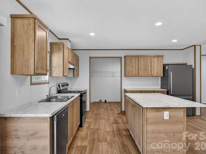 170 Harvick Lane, Lexington, NC 27292.  MLS# CAR4381928, YatesRealty ID 38659. Kitchen