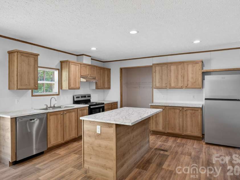 194 Harvick Lane, Lexington, NC 27294.  MLS# CAR4381941, YatesRealty ID 38660. Kitchen