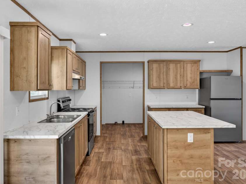 194 Harvick Lane, Lexington, NC 27294.  MLS# CAR4381941, YatesRealty ID 38660. Kitchen