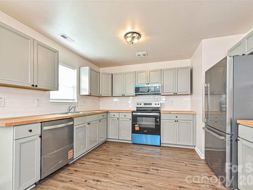 415 Jones Street, Charlotte, NC 28208.  MLS# CAR4395090, YatesRealty ID 38663. 