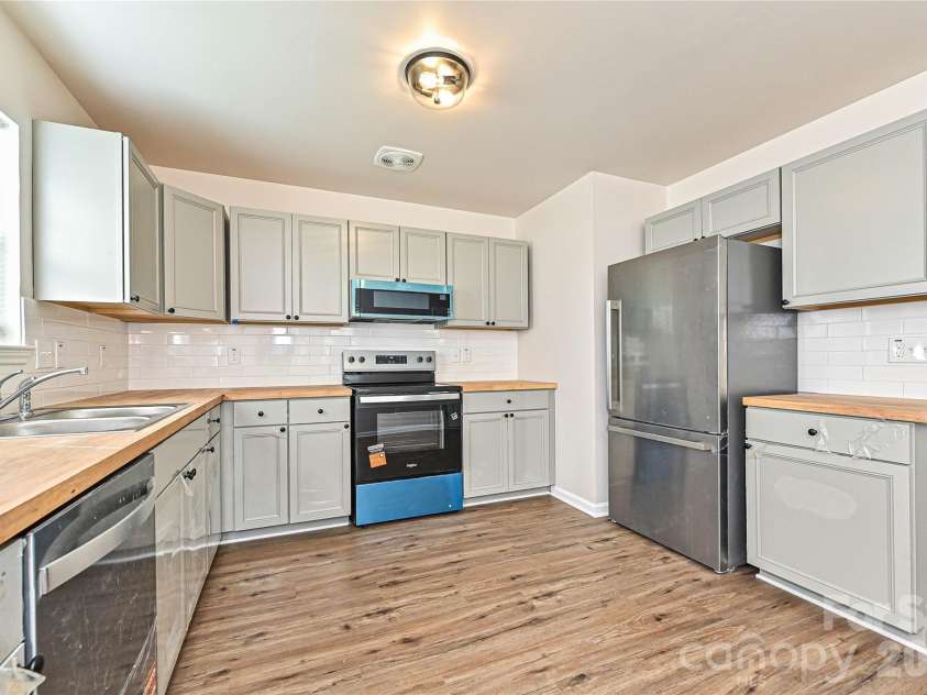 415 Jones Street, Charlotte, NC 28208.  MLS# CAR4395090, YatesRealty ID 38663. 