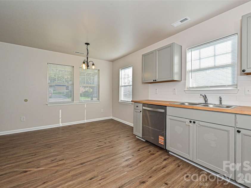 415 Jones Street, Charlotte, NC 28208.  MLS# CAR4395090, YatesRealty ID 38663. 