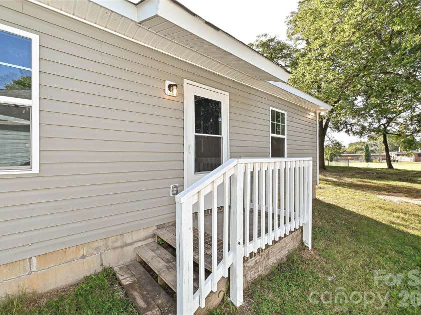 415 Jones Street, Charlotte, NC 28208.  MLS# CAR4395090, YatesRealty ID 38663. 