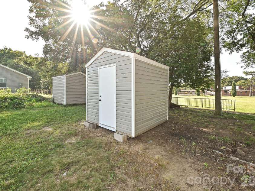 415 Jones Street, Charlotte, NC 28208.  MLS# CAR4395090, YatesRealty ID 38663. 