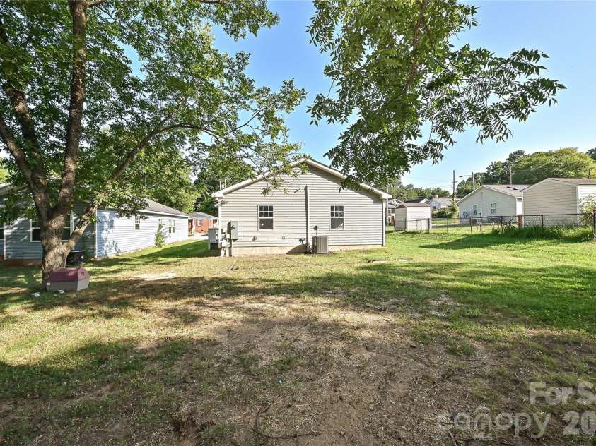 415 Jones Street, Charlotte, NC 28208.  MLS# CAR4395090, YatesRealty ID 38663. 
