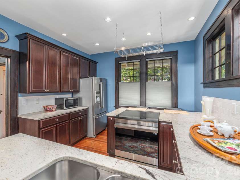 302 Hillside Street, Asheville, NC 28801.  MLS# CAR4367631, YatesRealty ID 38666. Ample wood cabinets