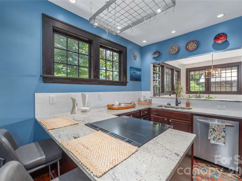 302 Hillside Street, Asheville, NC 28801.  MLS# CAR4367631, YatesRealty ID 38666. Breakfast counter seating
