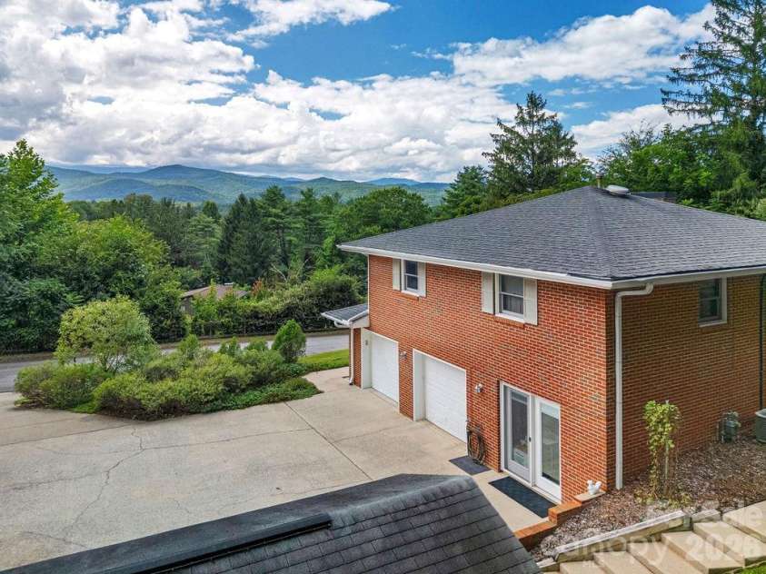 337 Delphia Drive, Brevard, NC 28712.  MLS# CAR4405674, YatesRealty ID 38667. 