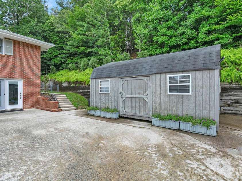 337 Delphia Drive, Brevard, NC 28712.  MLS# CAR4405674, YatesRealty ID 38667. 