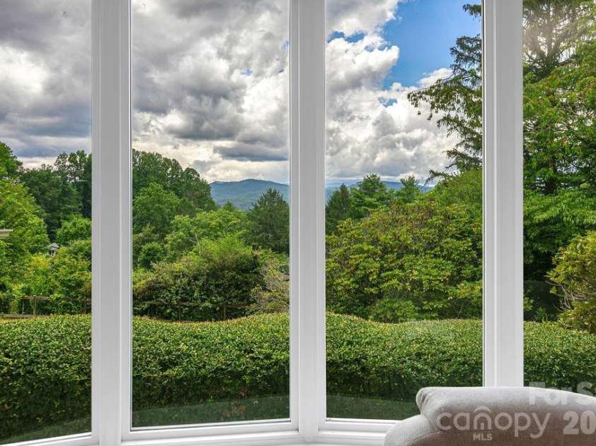 337 Delphia Drive, Brevard, NC 28712.  MLS# CAR4405674, YatesRealty ID 38667. 