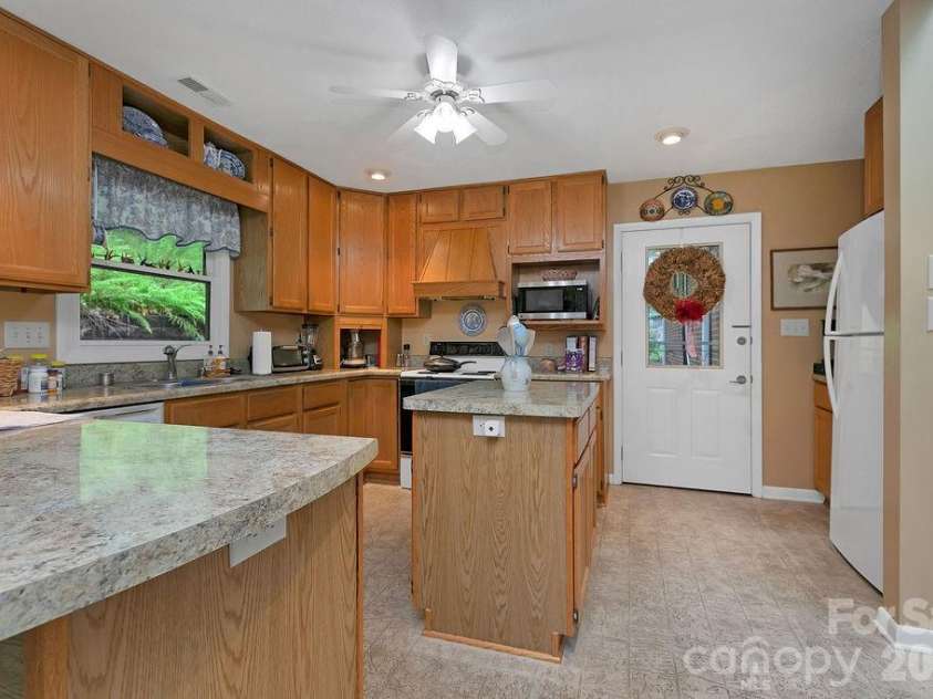 337 Delphia Drive, Brevard, NC 28712.  MLS# CAR4405674, YatesRealty ID 38667. 