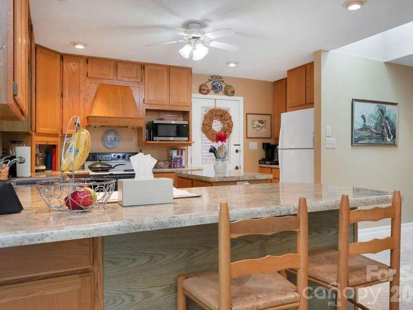 337 Delphia Drive, Brevard, NC 28712.  MLS# CAR4405674, YatesRealty ID 38667. 
